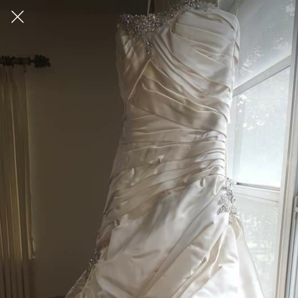 Wedding dress - Picture 3 of 7